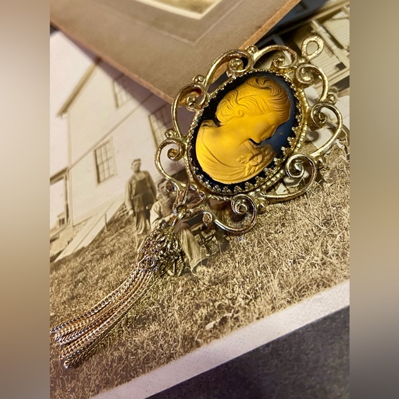 SOLD-Vintage WHITING & DAVIS Iridescent Golden Amber Glass Cameo Tassel Pendant - Picture 3 of 11